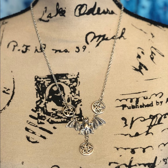 Fun bat goth necklace pentagram silvery finish - Picture 3 of 8